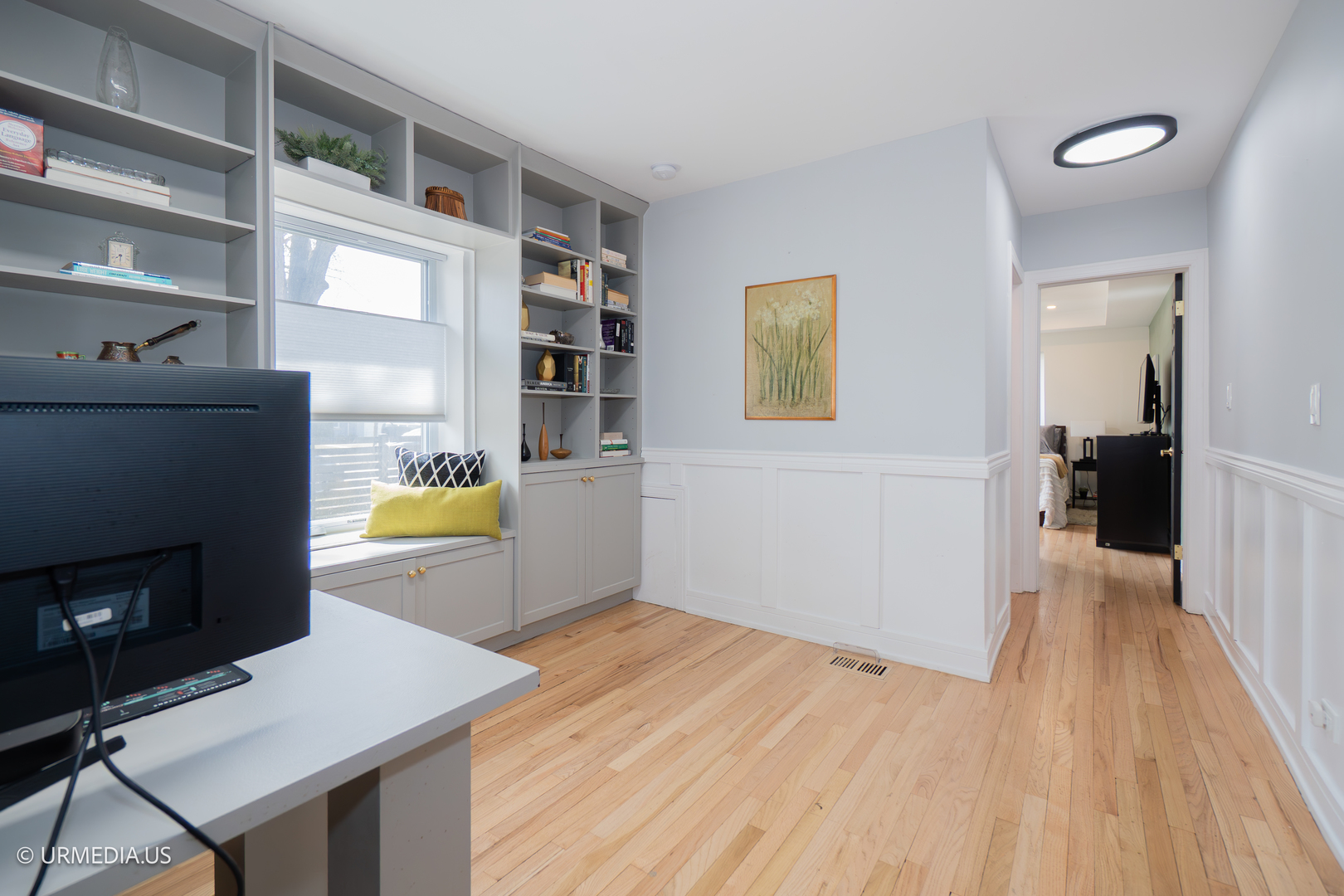 7100 North Sioux Avenue Chicago, IL 60646 - Photo 35 of 49 a view of a kitchen area and wooden floor