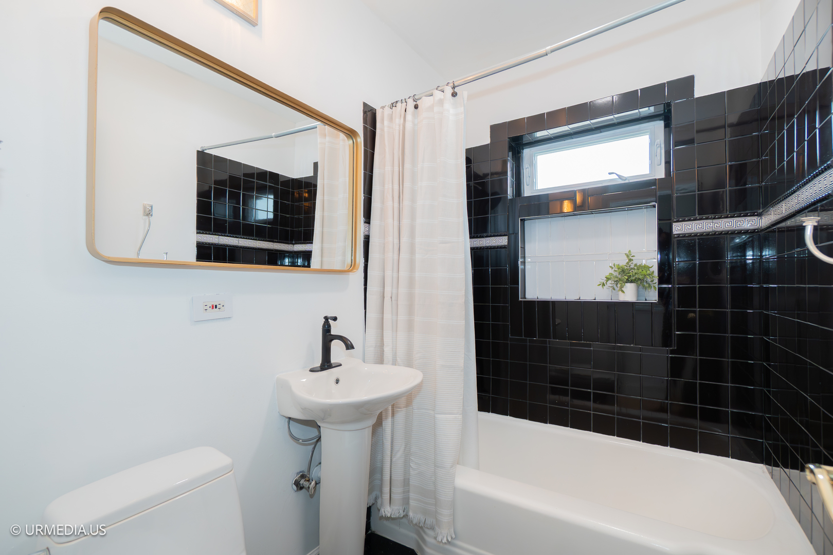 7100 North Sioux Avenue Chicago, IL 60646 - Photo 38 of 49 a bathroom with a sink a toilet and shower