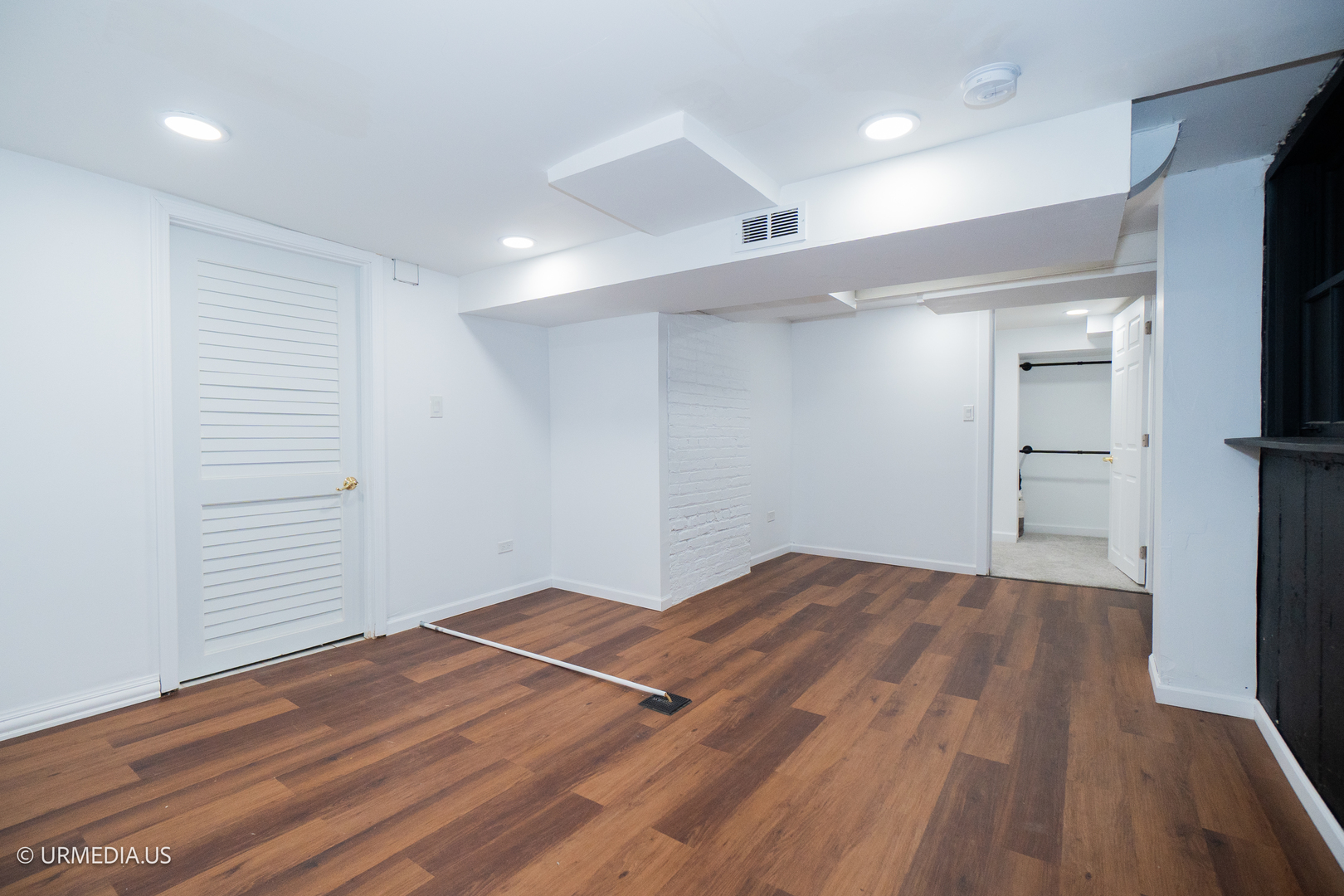 7100 North Sioux Avenue Chicago, IL 60646 - Photo 39 of 49 a view of empty room with wooden floor