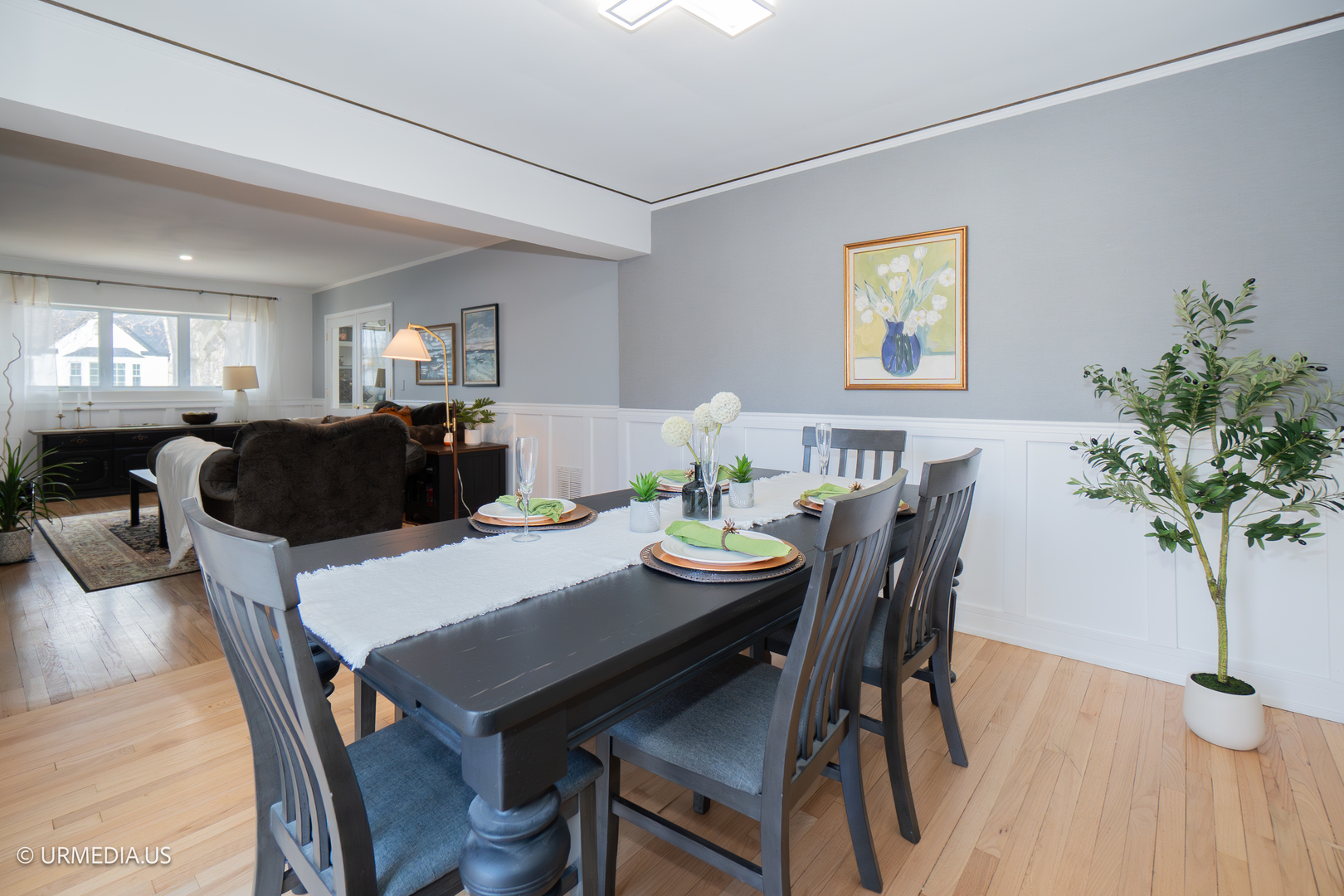 7100 North Sioux Avenue Chicago, IL 60646 - Photo 8 of 49 a view of a dining room with furniture and wooden floor