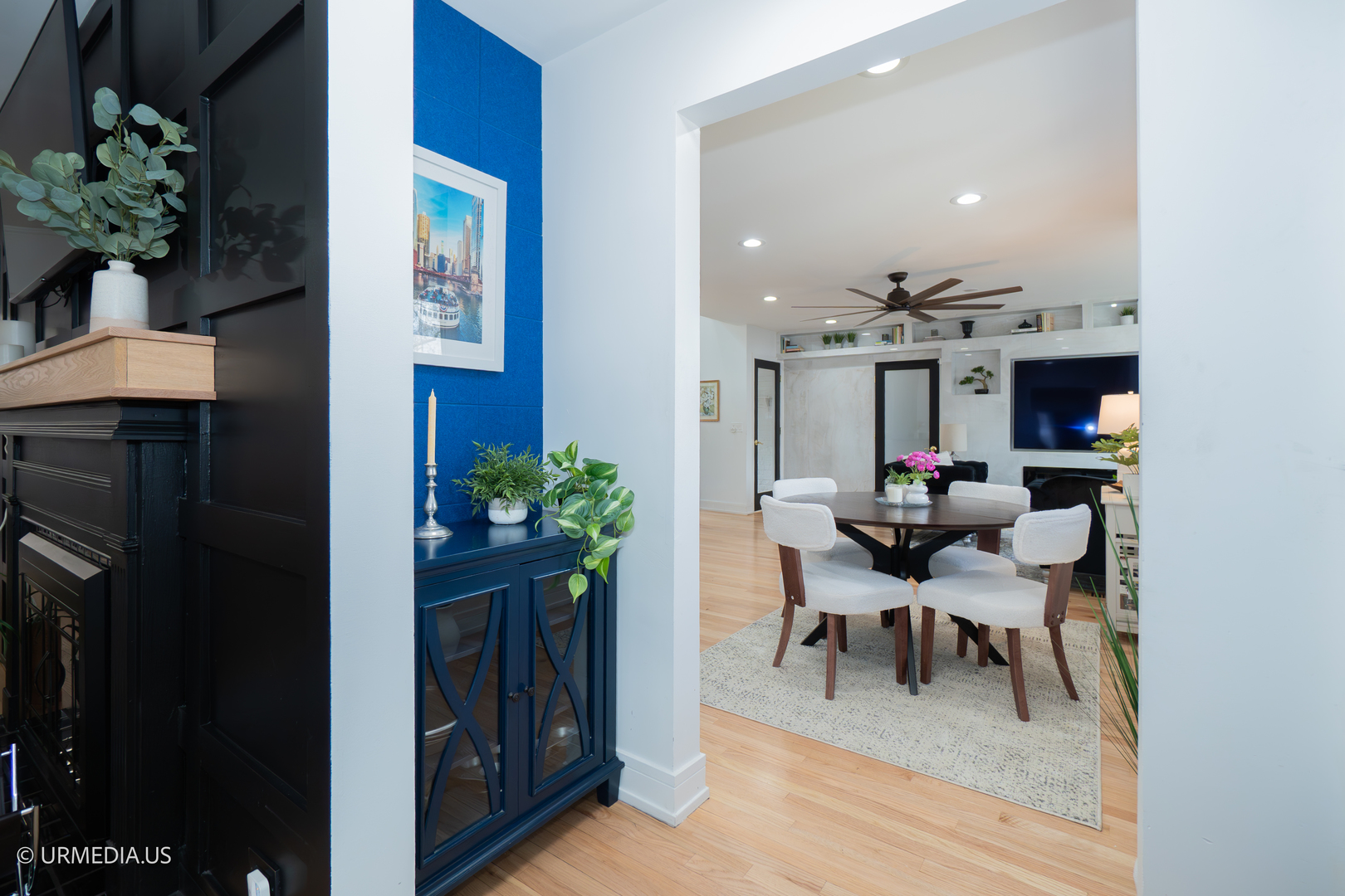 7100 North Sioux Avenue Chicago, IL 60646 - Photo 9 of 49 a view of a dining room with furniture and a potted plant