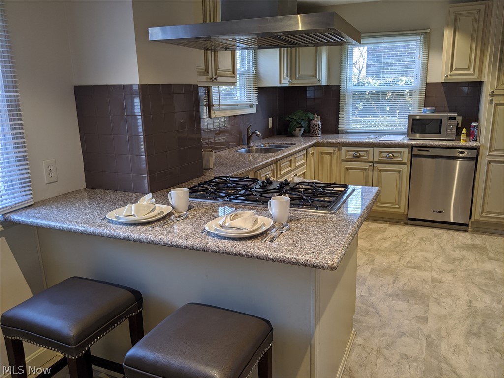 3111 Ludlow Road Cleveland, OH 44120 - Photo 9 of 31 FAMILY DINING AT THE BREAKFAST ISLAND