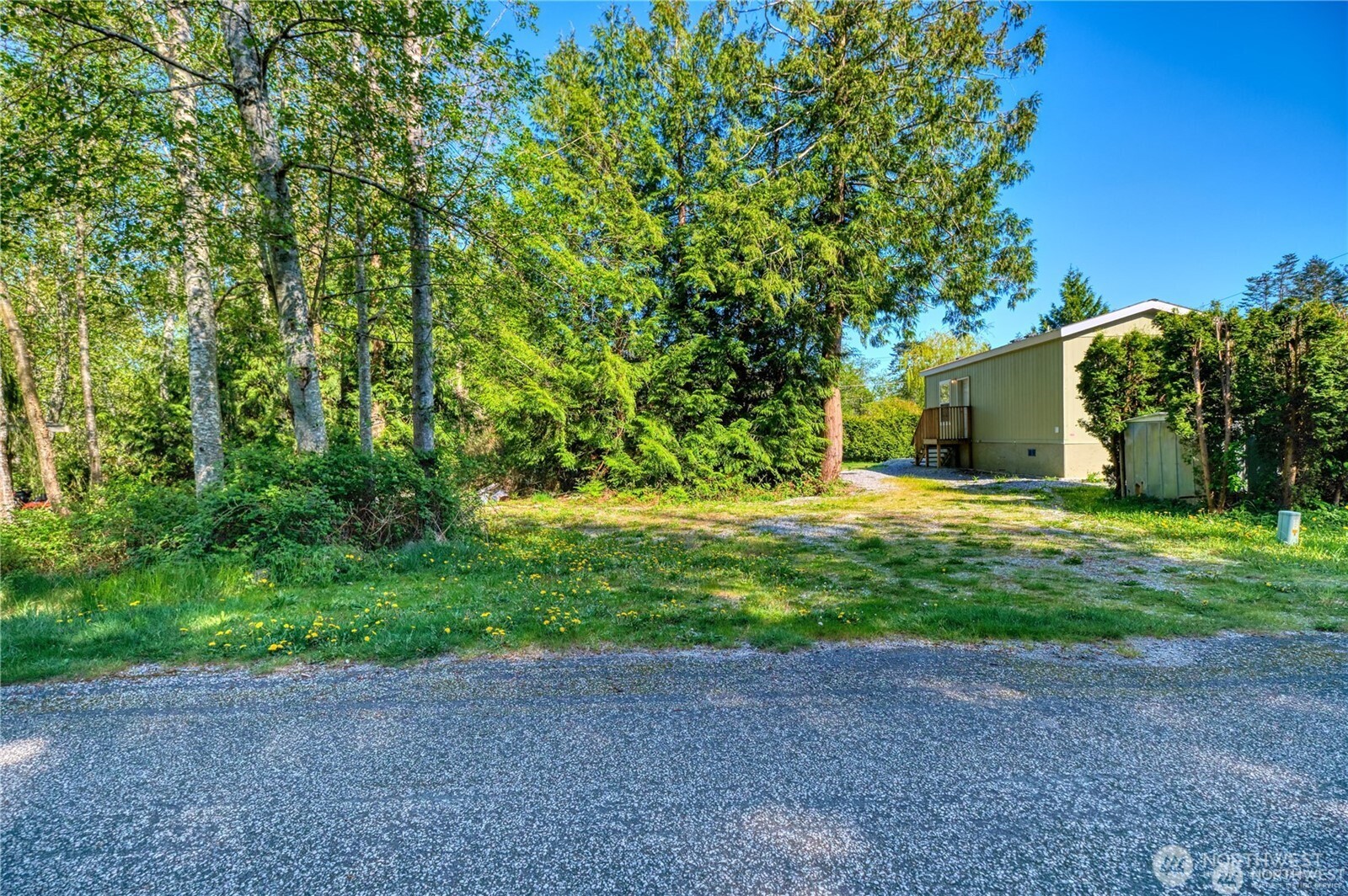 a view of a house with backyard