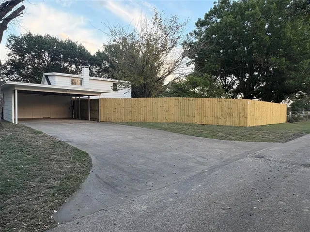 a view of a backyard