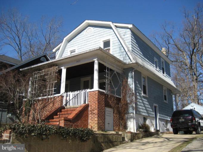 503 Westgate Road Baltimore, MD 21229 - Photo 1 of 24 a view of a house with a yard