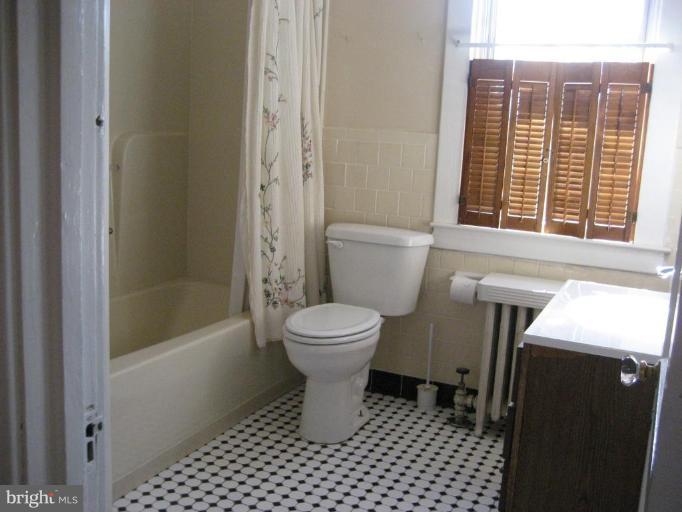 503 Westgate Road Baltimore, MD 21229 - Photo 11 of 24 a bathroom with a toilet a sink and a shower