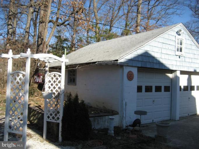 503 Westgate Road Baltimore, MD 21229 - Photo 18 of 24 a front view of a house
