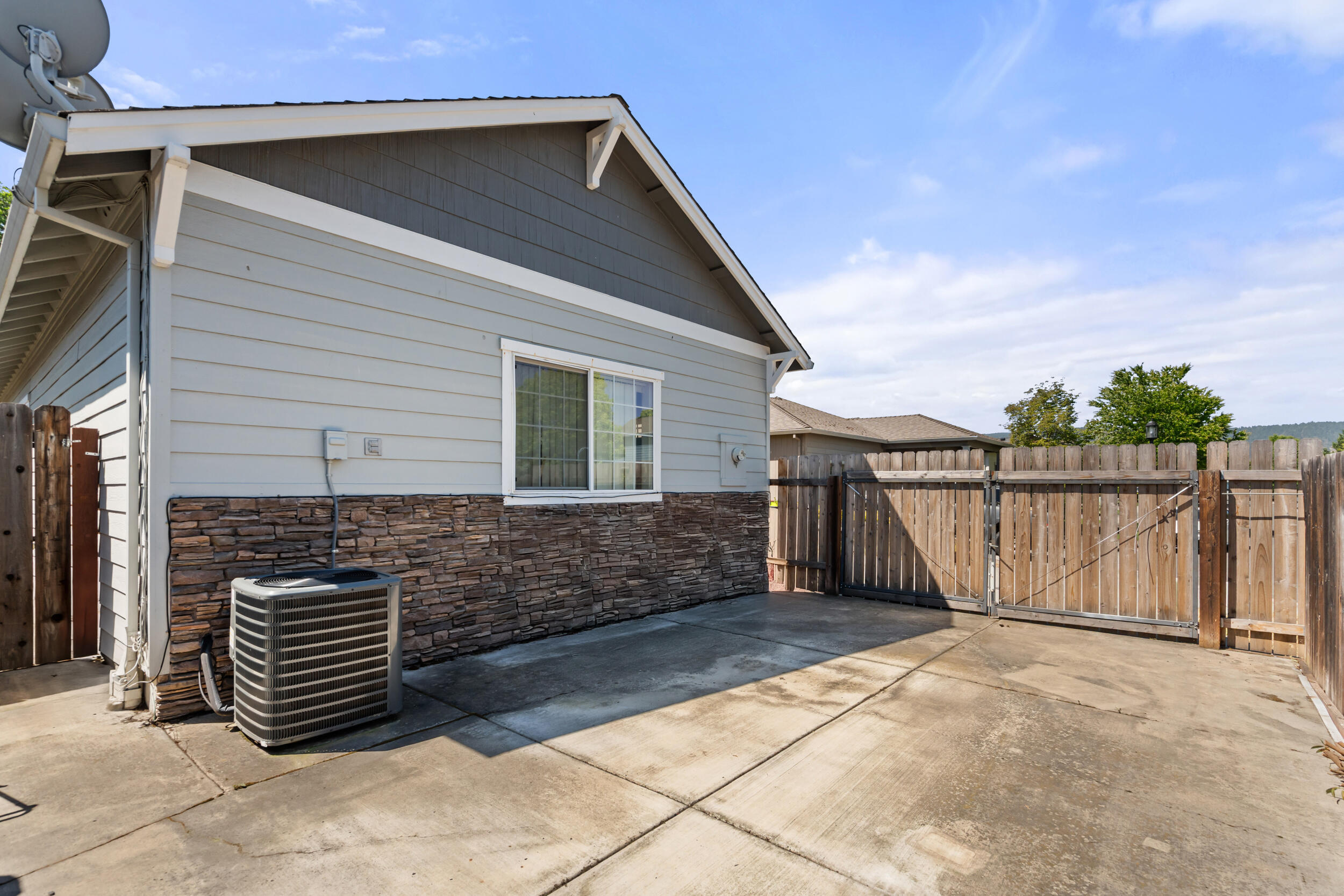 141 Alta Lane Central Point, OR 97502 - Photo 24 of 26 27_141 alta ln-27
