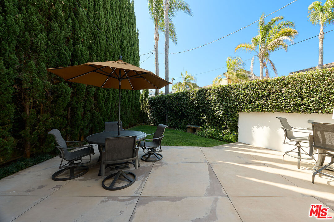 697 Washington Boulevard Marina del Rey, CA 90292 - Photo 14 of 23 a backyard of a house with table and chairs