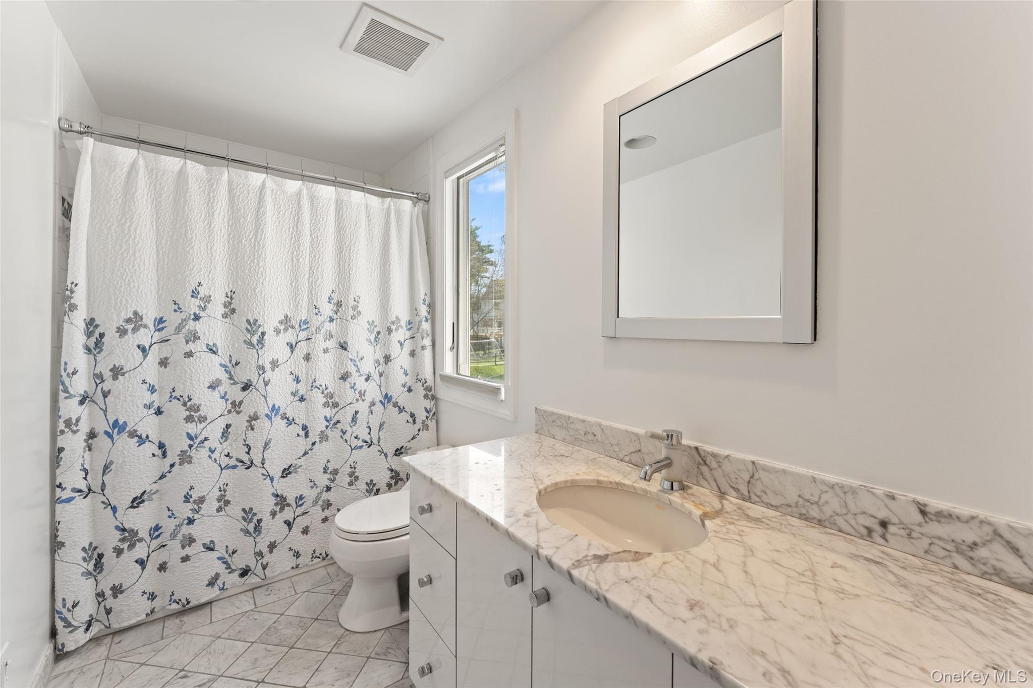 30 Corell Road Scarsdale, NY 10583 - Photo 22 of 32 Well-appointed hall bathroom
