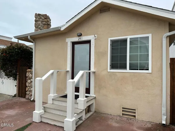 $2,700 | 241 Cahuenga Drive, Oxnard, CA 93035