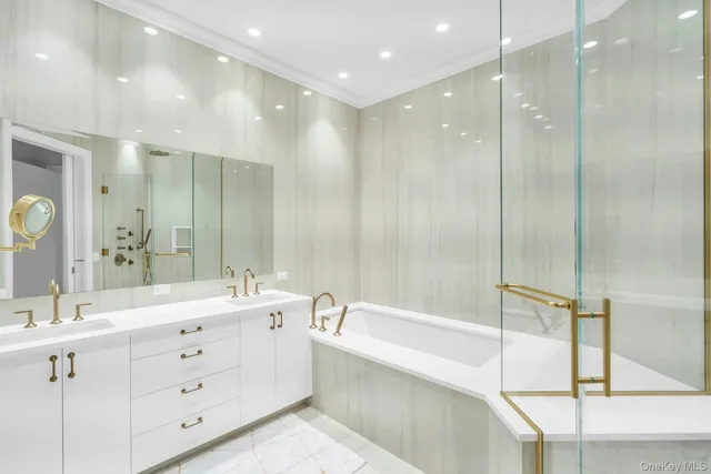 $3,450,000 | 3000 Royal Court, Unit 3306 PH, North Hills, NY 11040