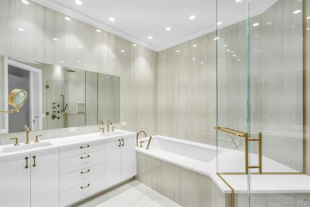 $3,450,000 | 3000 Royal Court, Unit 3306 PH, North Hills, NY 11040