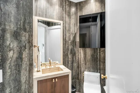 $3,450,000 | 3000 Royal Court, Unit 3306 PH, North Hills, NY 11040