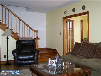 210 Tomlin Road Gibbstown, NJ 08027 - Photo 5 of 12 Living Room