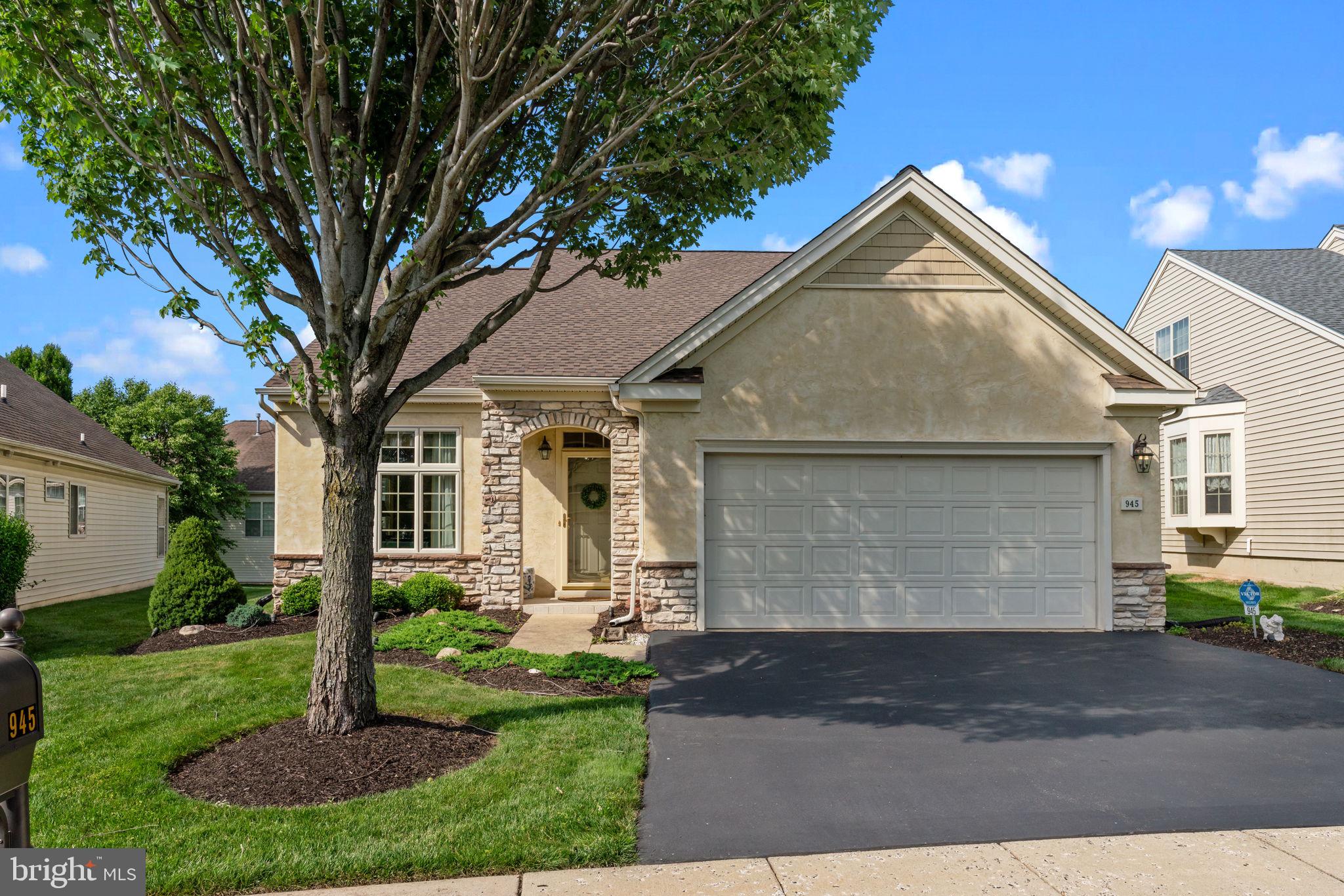 945 Hamilton Way Warminster, PA 18974 - Photo 2 of 32 Exterior Front