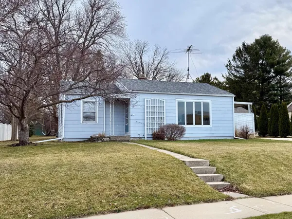 $300,000 | 754 Summit Avenue, Oconomowoc, WI 53066