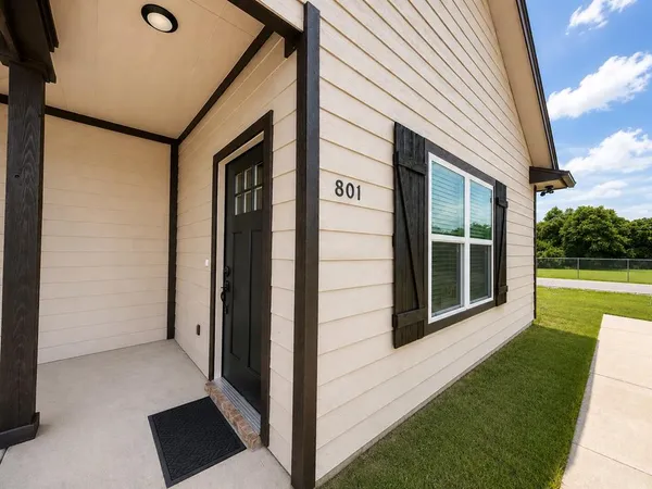 $1,400 | 801 Meadowlark Circle, Granbury, TX 76049