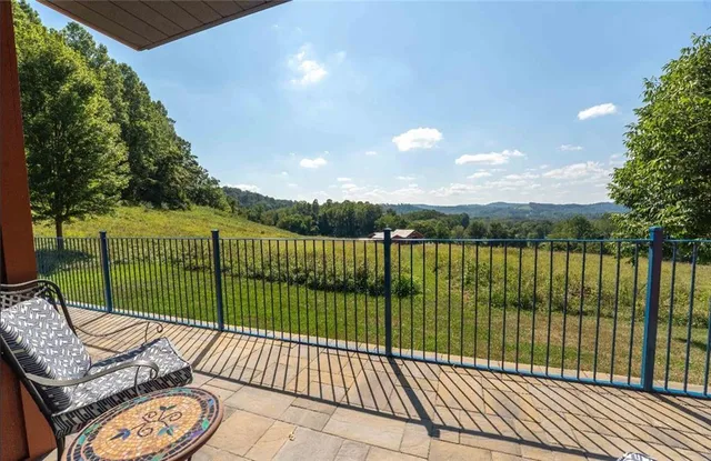 a view of a big room with an empty space