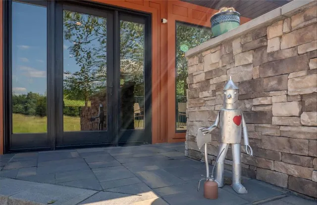 a view of entryway with patio