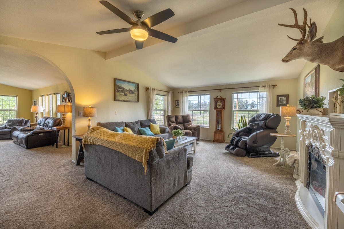 19085 Dayton Road Bend, OR 97703 - Photo 4 of 30 5H2A1901-HDR