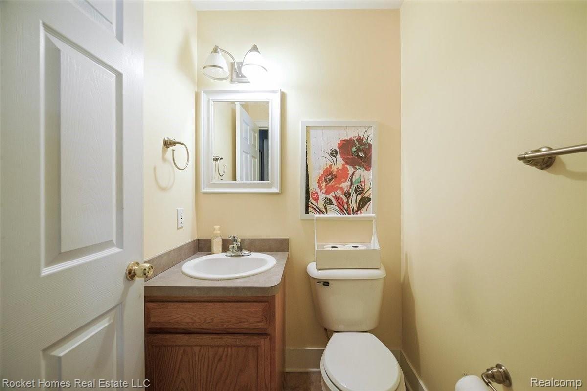 570 Stratford Road Ferndale, MI 48220 - Photo 14 of 32 14-Powder Room.jpg
