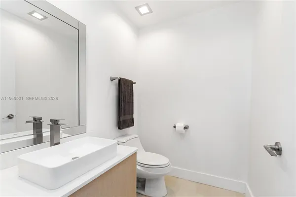 $1,440,000 | 300 South Pointe Drive, Unit 907, Miami Beach, FL 33139