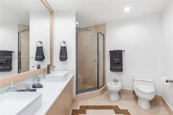 $1,440,000 | 300 South Pointe Drive, Unit 907, Miami Beach, FL 33139