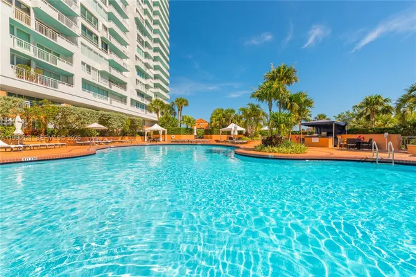 $1,440,000 | 300 South Pointe Drive, Unit 907, Miami Beach, FL 33139
