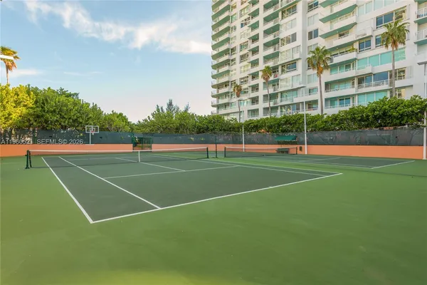 $1,440,000 | 300 South Pointe Drive, Unit 907, Miami Beach, FL 33139