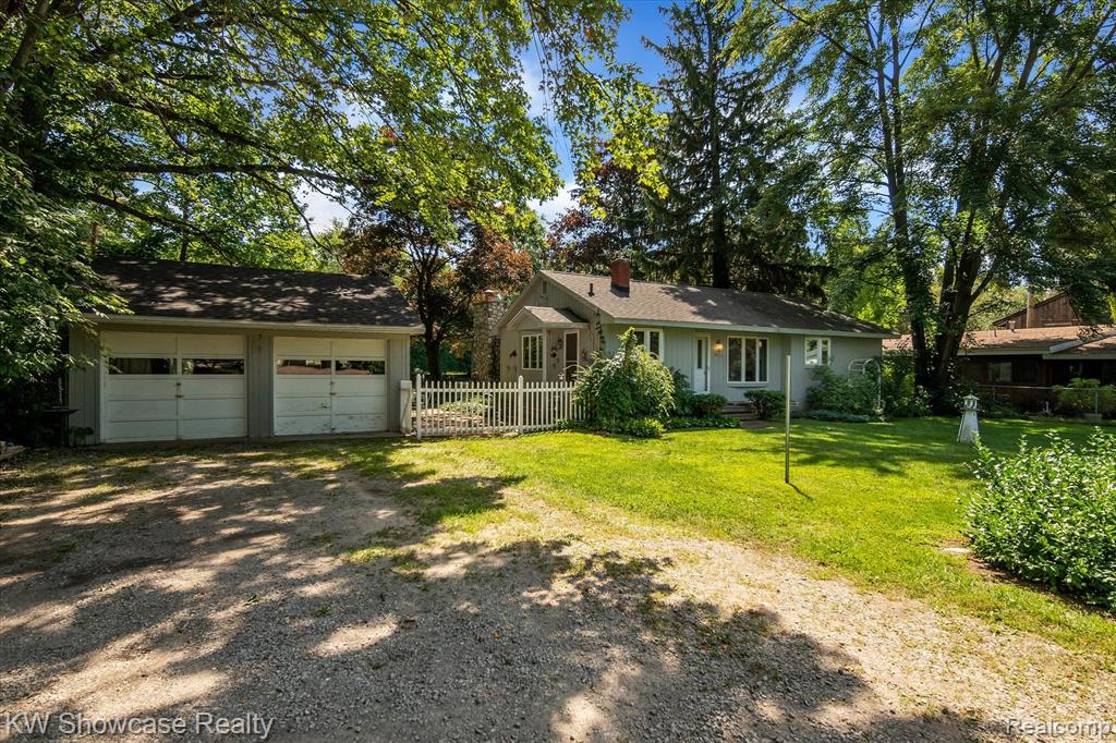 9220 Mcgregor Road Pinckney, MI 48169 - Photo 3 of 40