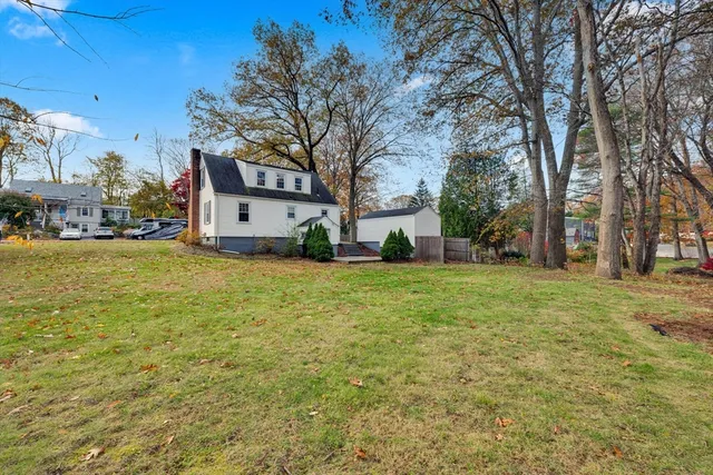 a view of a house with a yard