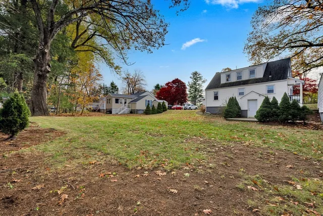 a view of a house with backyard