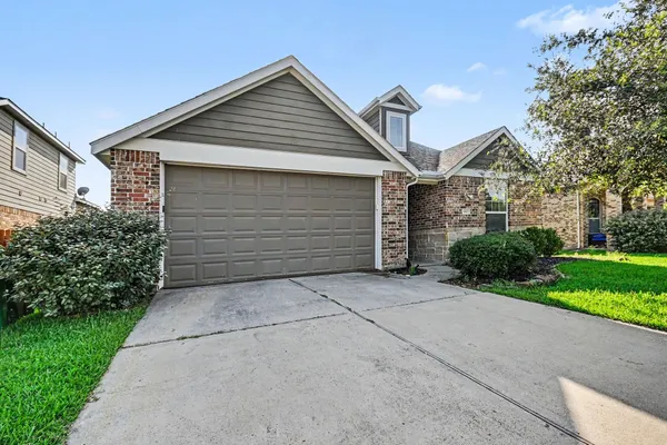 $284,900 | 6615 Hunters Trace Lane, Baytown, TX 77521