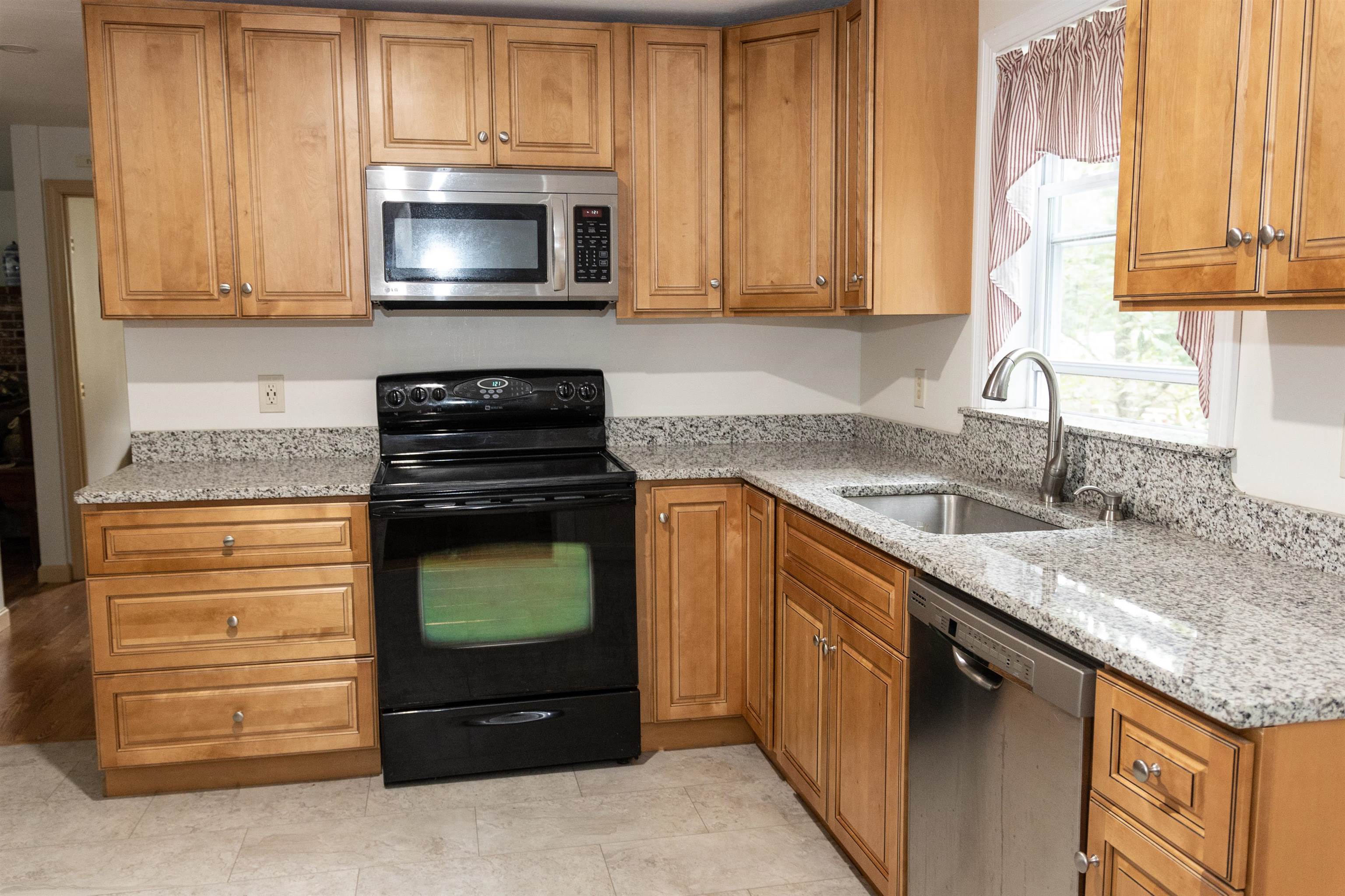 21 Raintree Drive Londonderry, NH 03053 - Photo 2 of 23