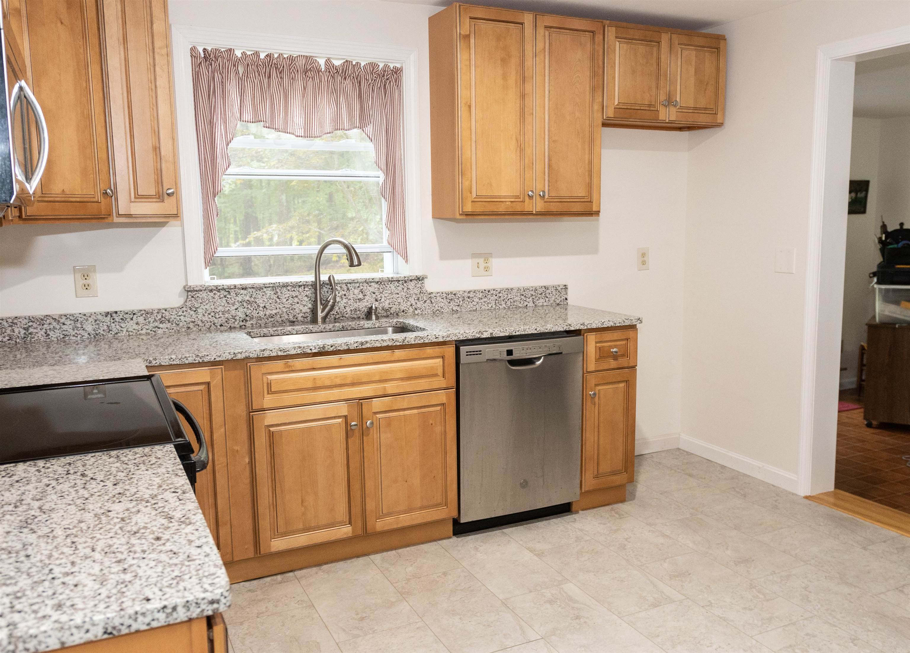 21 Raintree Drive Londonderry, NH 03053 - Photo 3 of 23