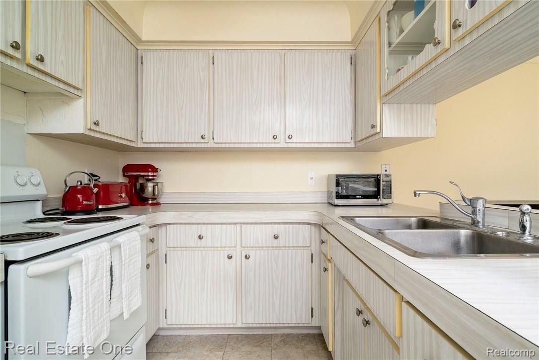 2177 Avoncrest Drive Rochester, MI 48309 - Photo 5 of 21 2177-Avoncrest-Dr-09.jpg