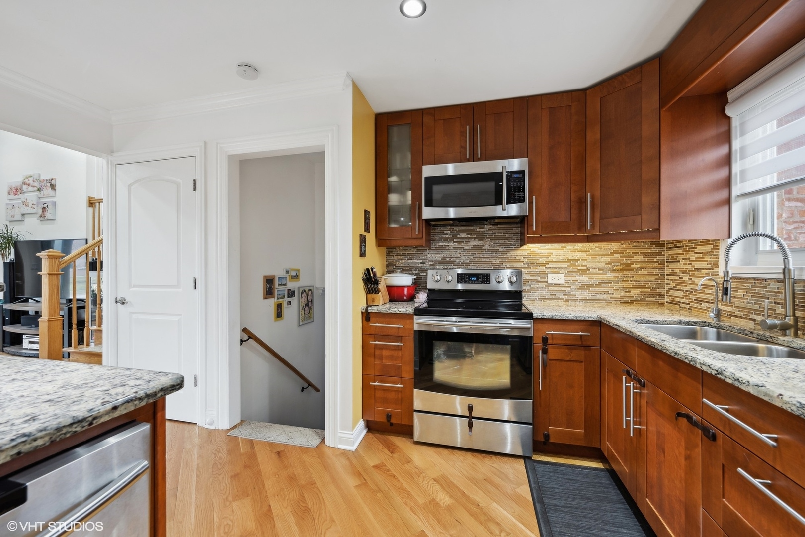 607 Craig Place Addison, IL 60101 - Photo 5 of 19 Gallery Image 5