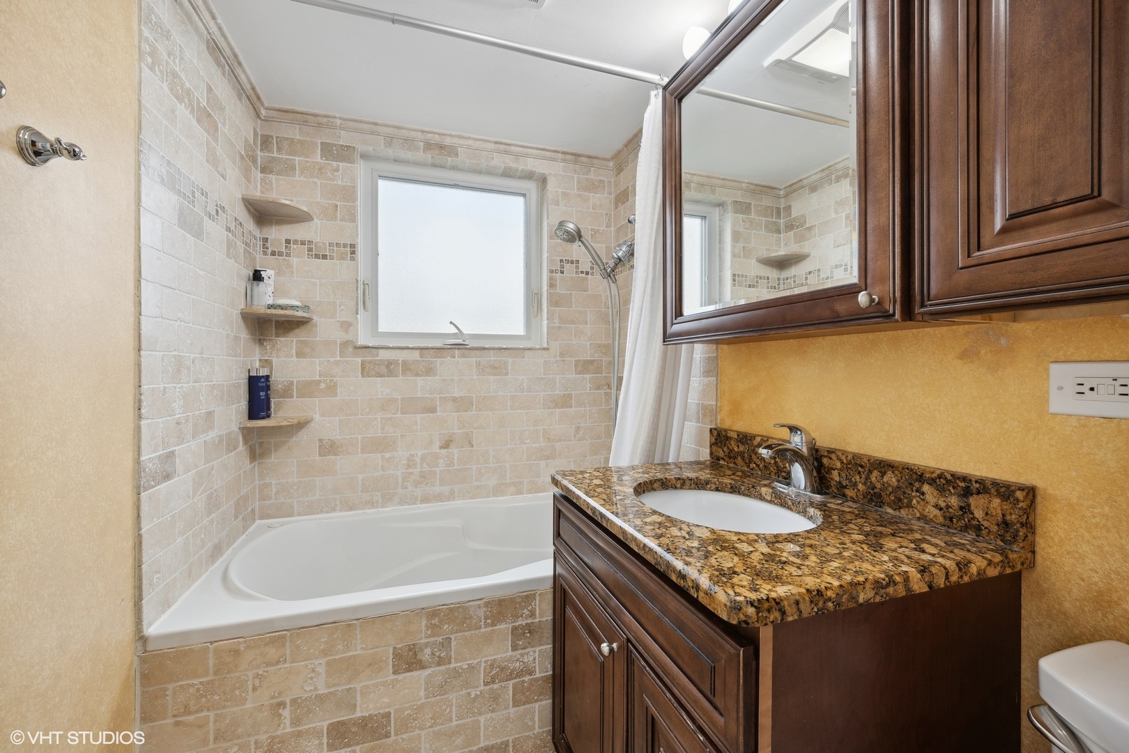 607 Craig Place Addison, IL 60101 - Photo 9 of 19 Gallery Image 9