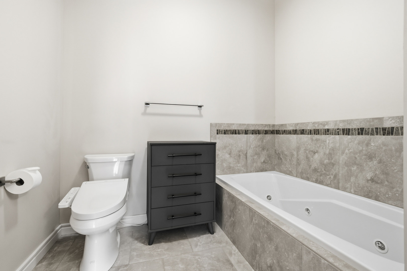 212 North Center Street, Unit 301 Bloomington, IL 61701 - Photo 29 of 39 a bathroom with a bathtub and a toilet