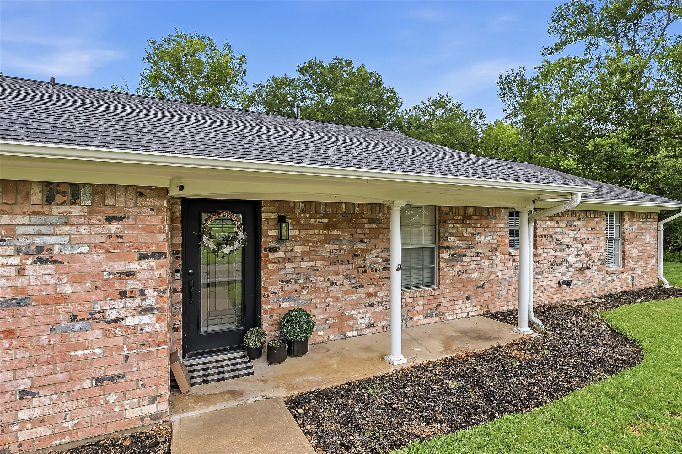 906 Standley Road Madisonville, TX 77864 - Photo 2 of 40 front view of a house with a large window