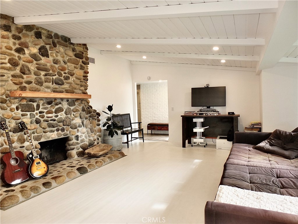 220 Loyola Road Costa Mesa, CA 92626 - Photo 7 of 34