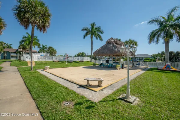 a view of a backyard