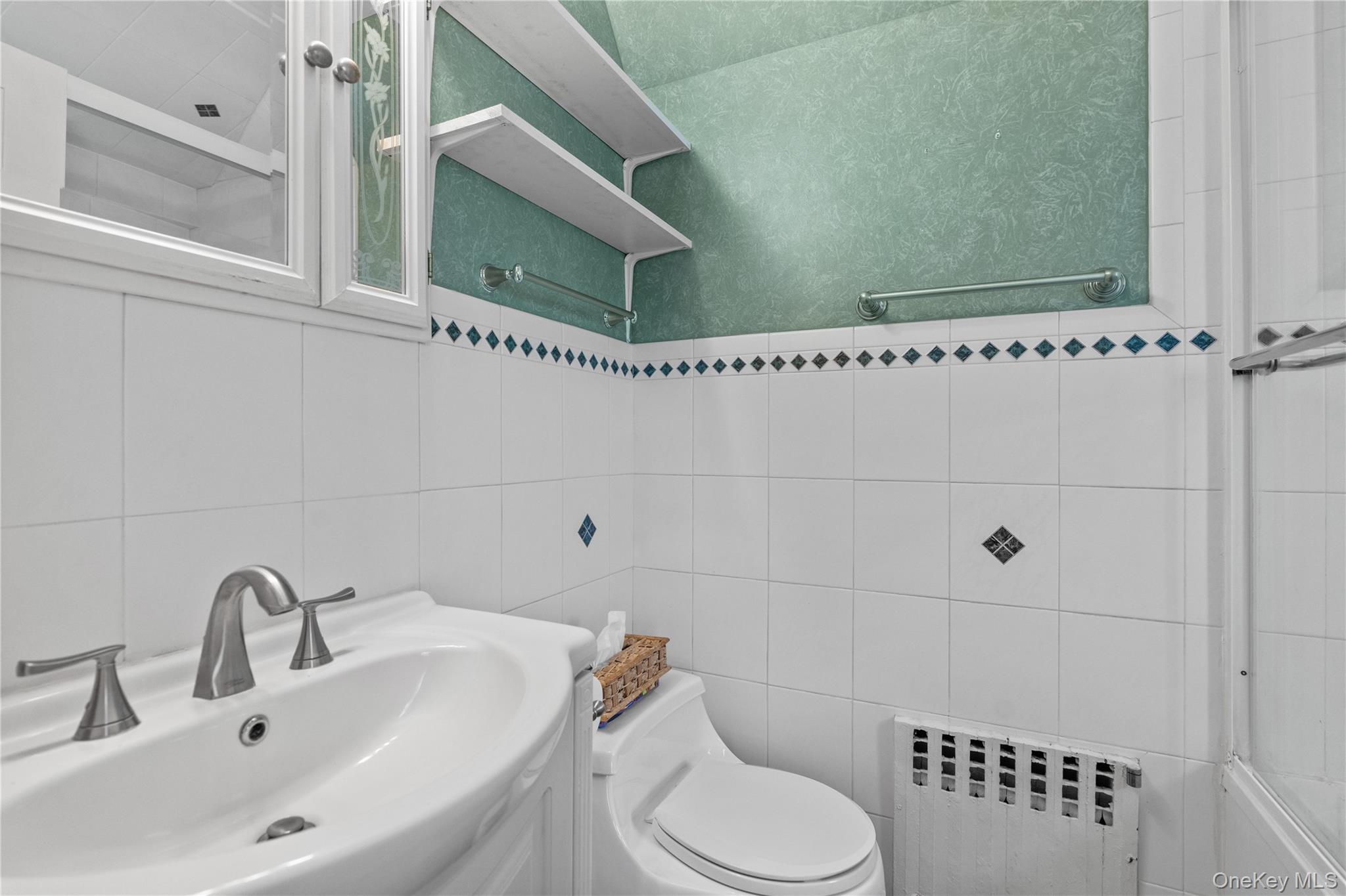 103 Petersville Road New Rochelle, NY 10801 - Photo 20 of 27 Full Bathroom- whirlpool tub