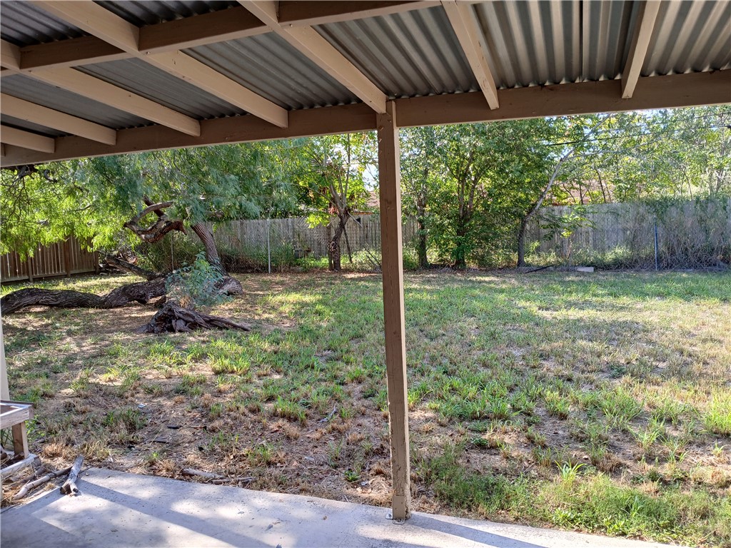 4713 South Shea Parkway Corpus Christi, TX 78413 - Photo 4 of 9 a backyard of a house with a garden