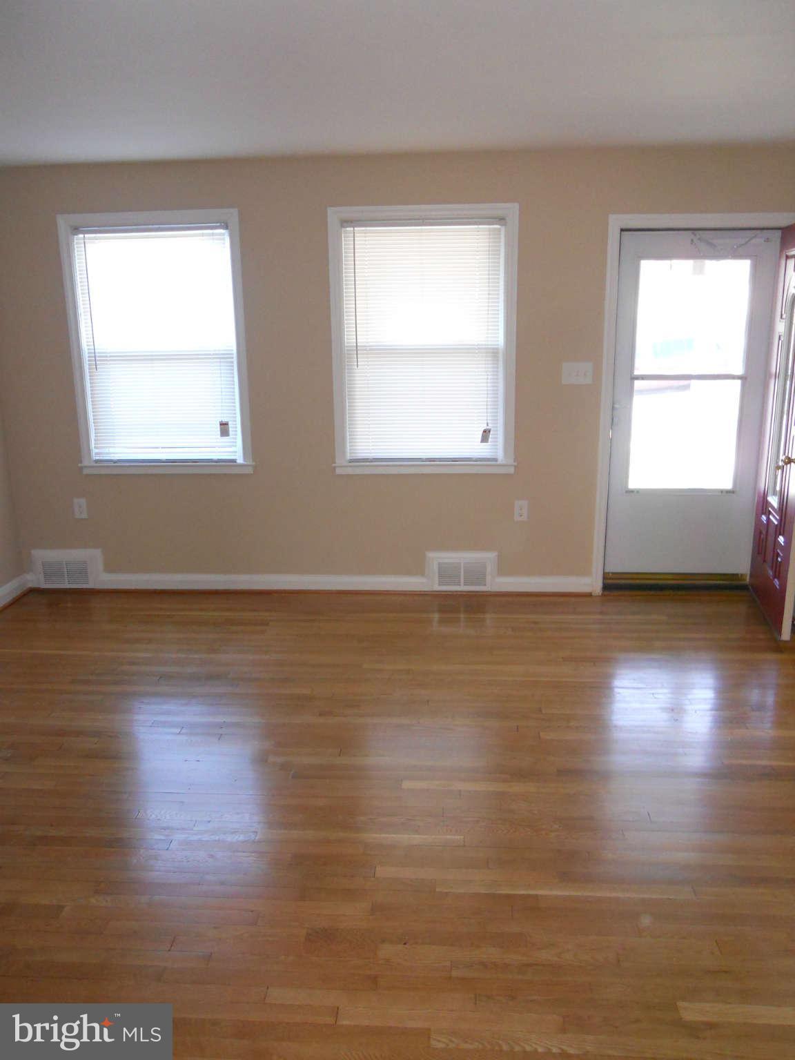 1532 Ramblewood Road Baltimore, MD 21239 - Photo 6 of 25 Living Room