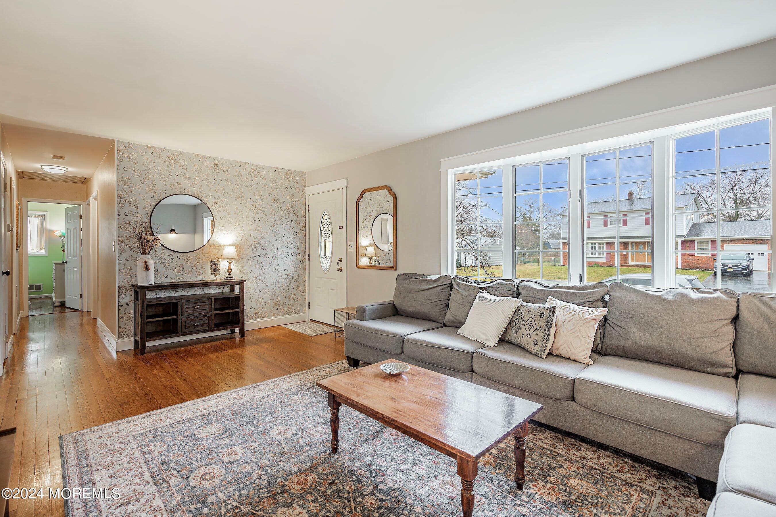 08-Living to Foyer