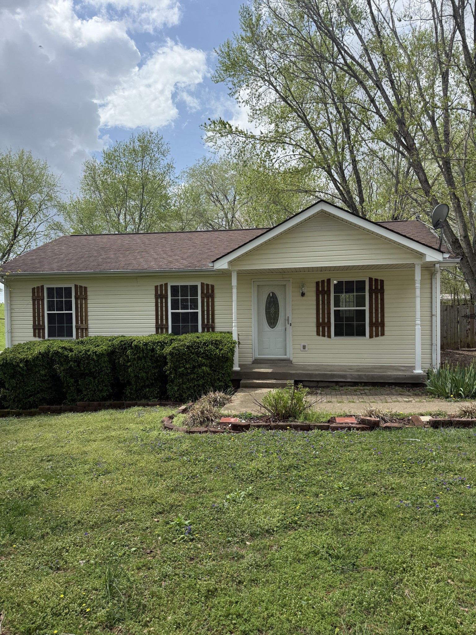 1312 Gratton Road Clarksville, TN 37043 - Photo 1 of 1 a front view of a house with a garden