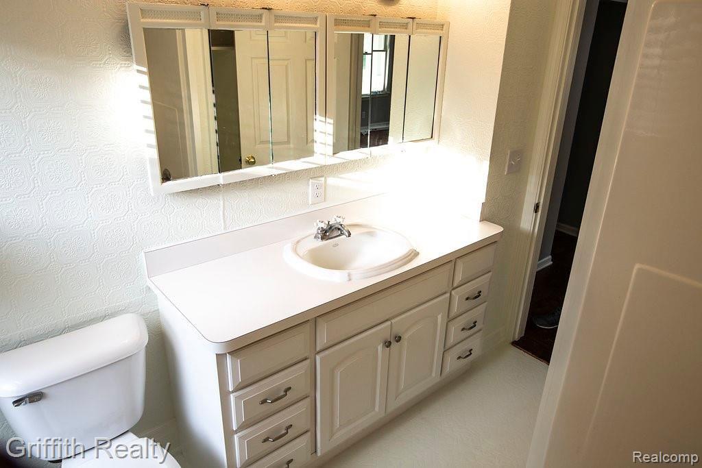 10125 Crouse Road Hartland, MI 48353 - Photo 24 of 35 First floor bathroom