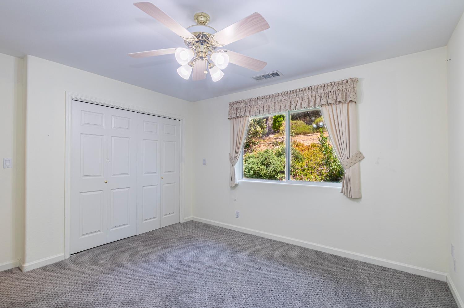 49709 Meadowview Drive Oakhurst, CA 93644 - Photo 32 of 59 an empty room with a window